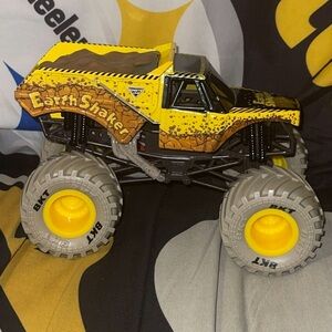 Monster Jam Earth Shaker Truck Toy Collectible Kids Diecast 1:24 Scale Construct